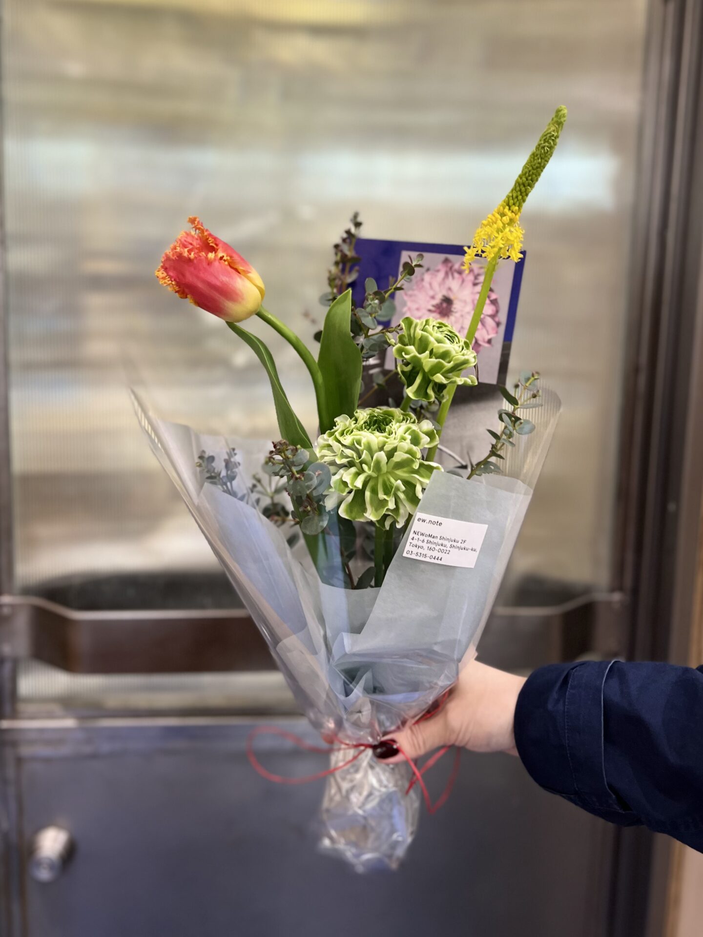 ew.note ニュウマン新宿 白いラッピングの花束 チューリップ ユーカリ