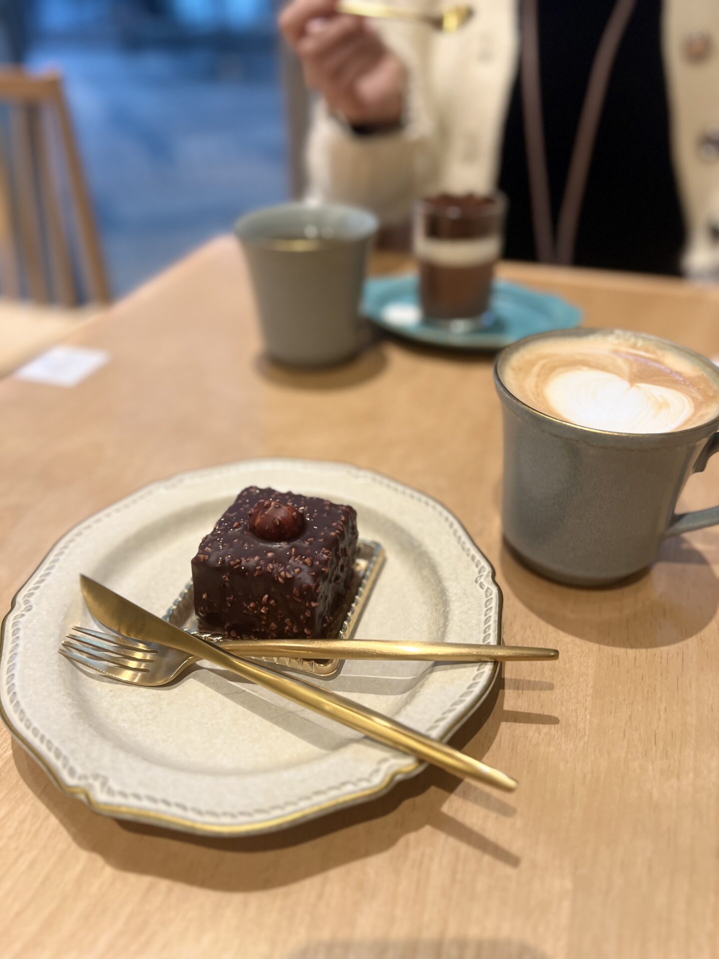 green bean to bar CHOCOLATE グリーンビーントゥバーチョコレート 日本橋 チョコレートケーキ カフェラテ