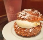 ANTICO CAFFE AL AVIS でほおばる、たっぷりクリームのシュークリーム。