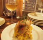 ピンクペッパーとディル、鯖がアクセントの、Wine&Tapas Chill 吉祥寺のおつまみポテトサラダ。
