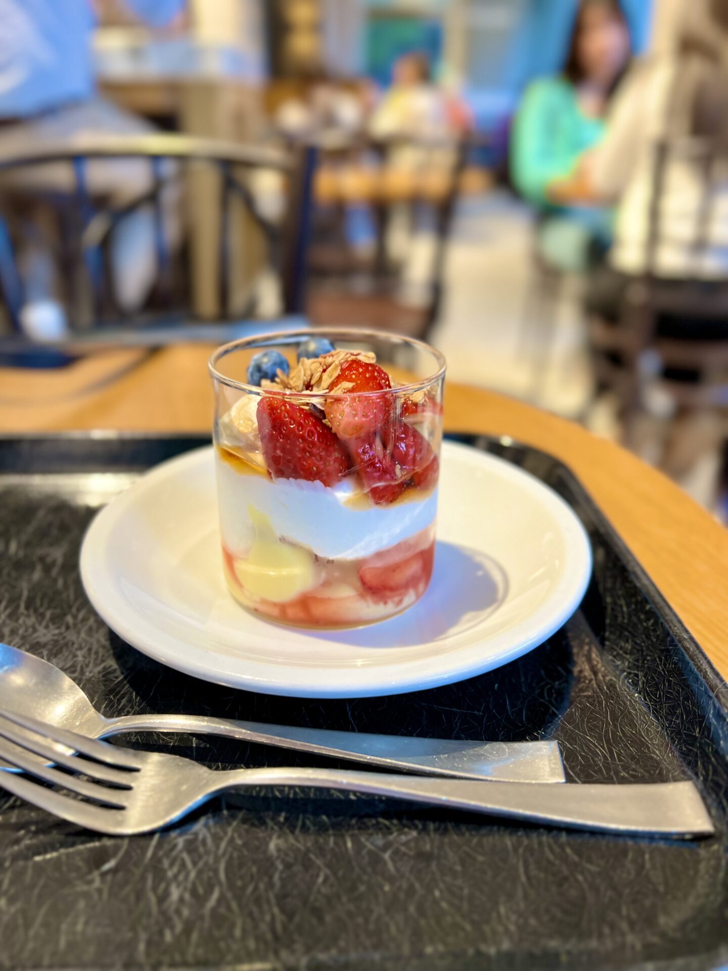DEAN & DELUCA カフェ 丸の内のいちごとブルーベリーのグラススイーツ