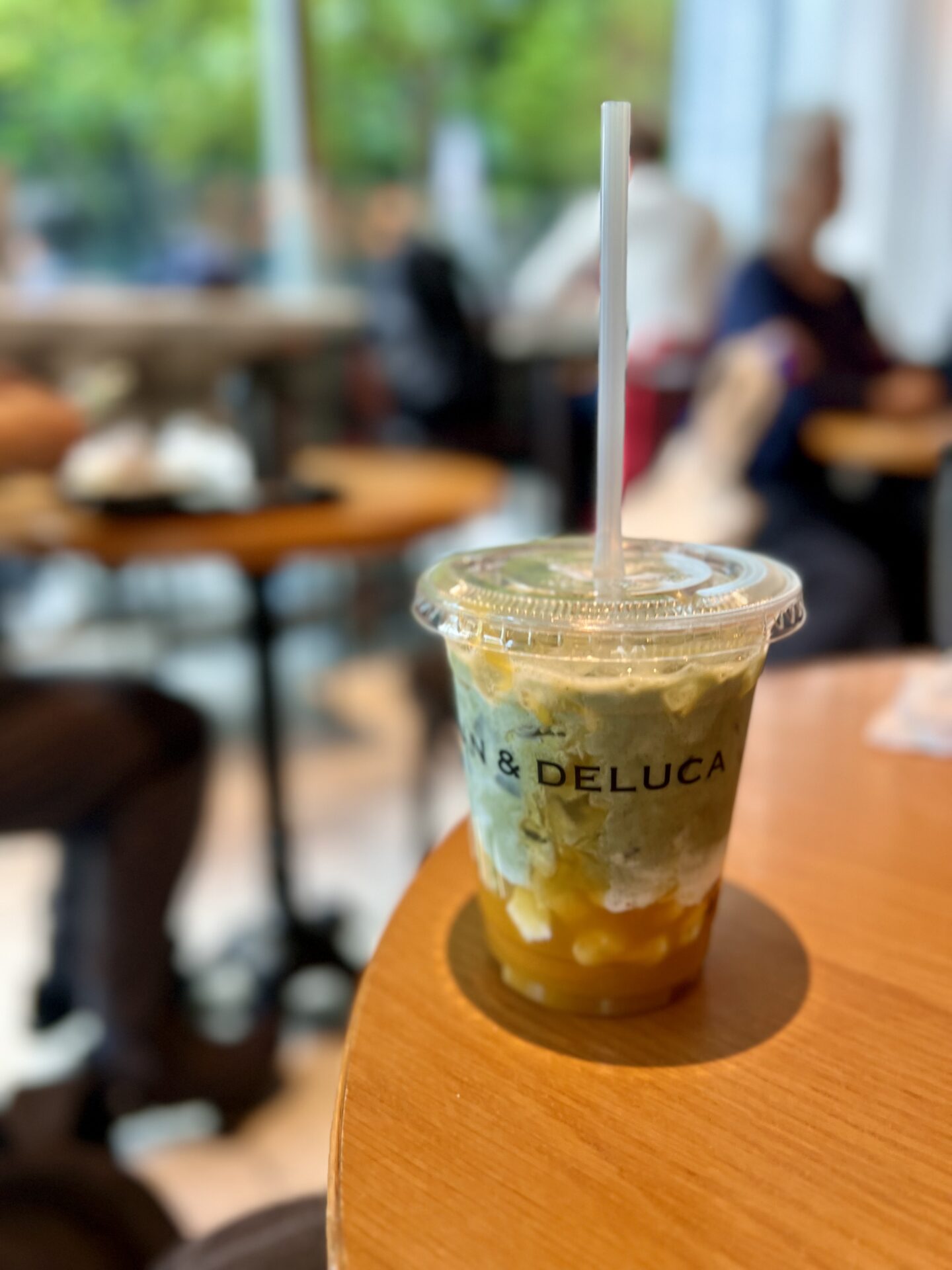 DEAN & DELUCA カフェ 丸の内の窓際の席とアイスドリンク