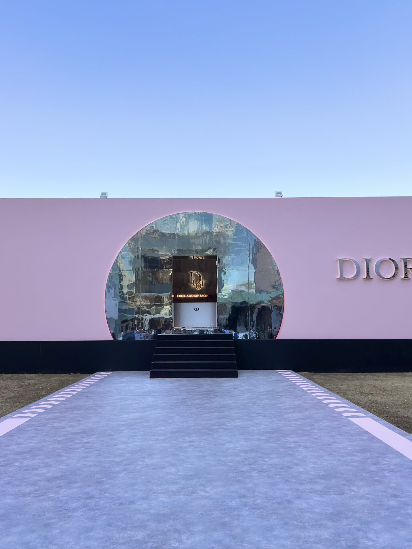 ミラー張りの丸い入口「DIOR ADDICT FACTORY」