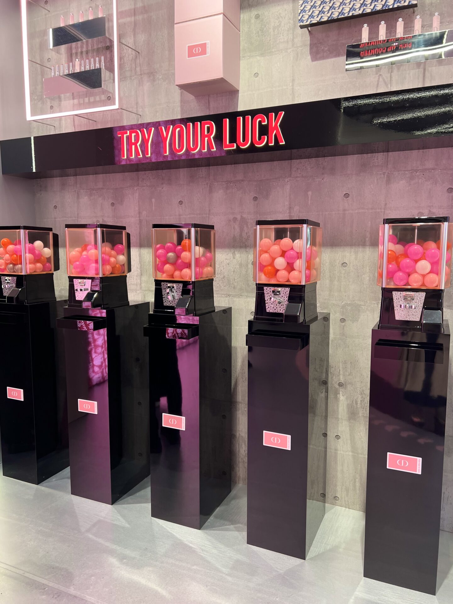「TRY YOUR LUCK」と光るガチャガチャの列