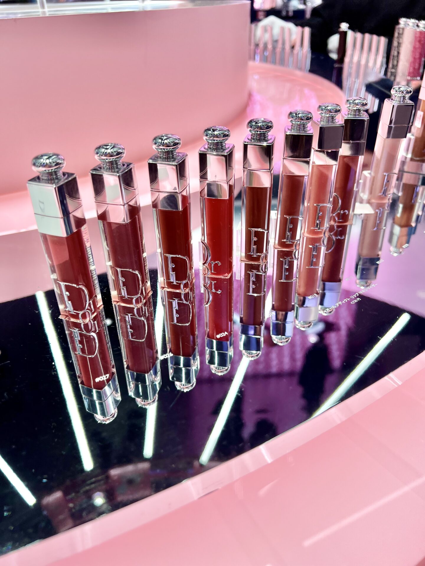 Dior Addict Lip Maximizerが色のグラデーションで並ぶ様子