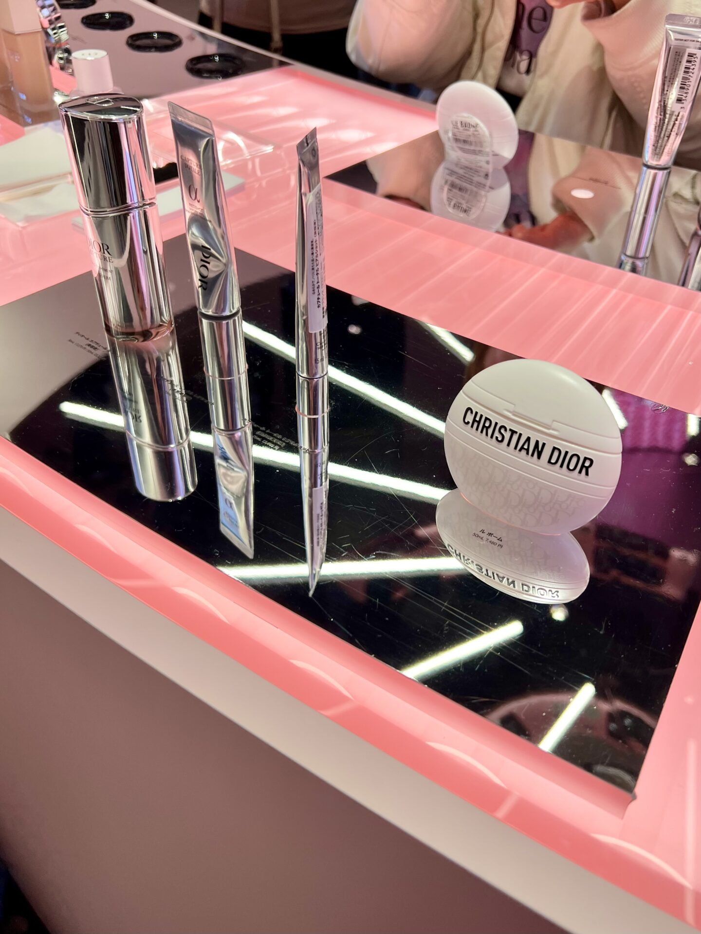 Diorのスキンケアとル ボームが置かれたミラーの什器