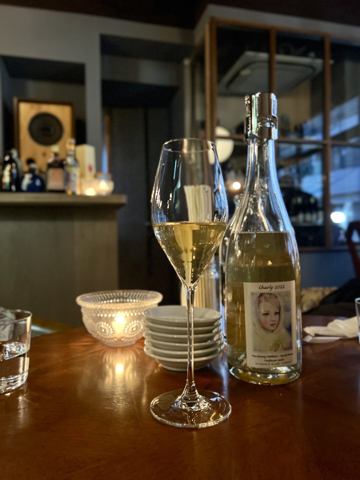 西荻窪 燕（en）の店内。キャンドルの灯りと木のテーブル