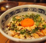 品の良い焼き鳥屋さんの、生親子丼。晴京 新宿御苑