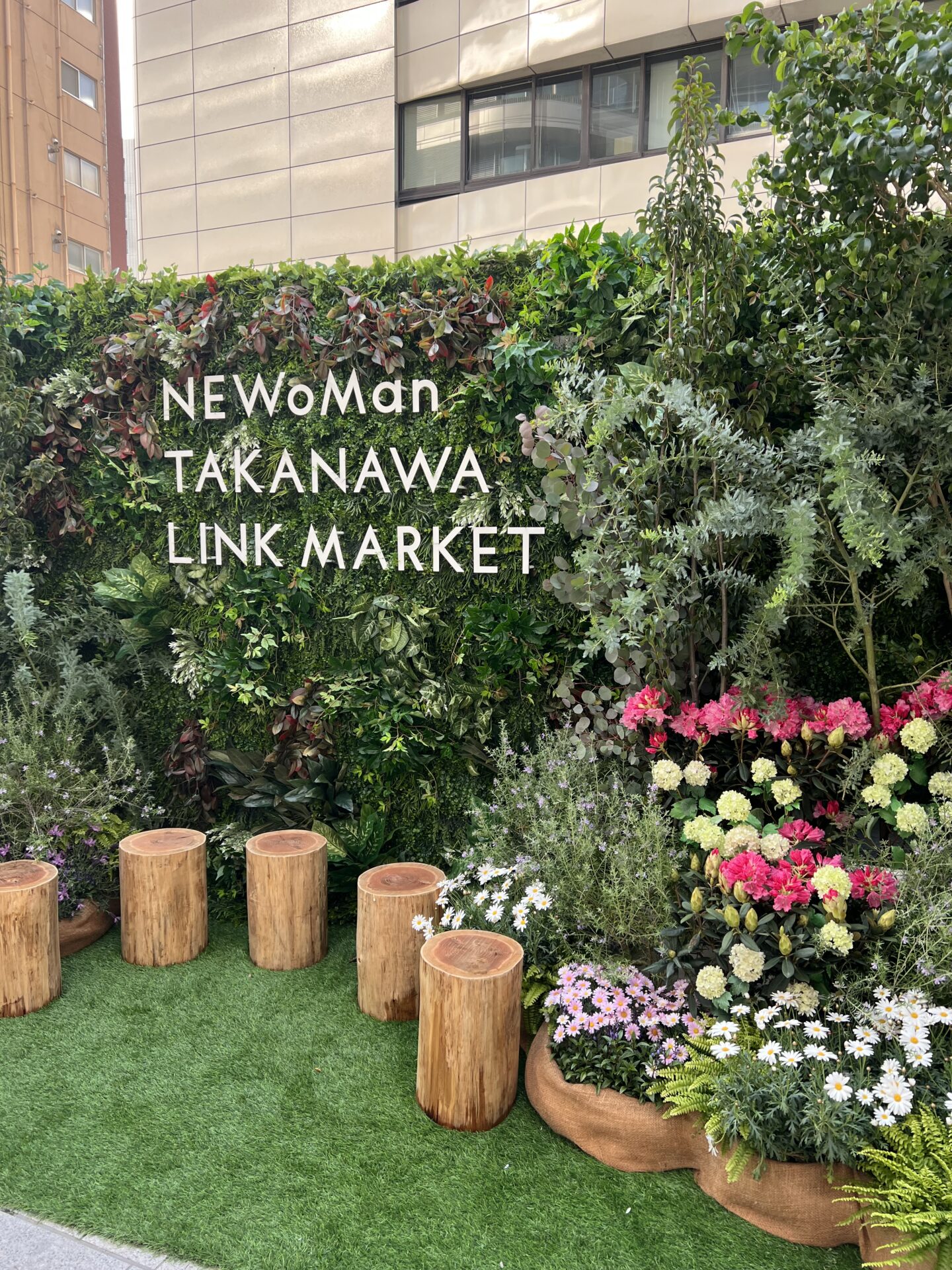 NEWoMan TAKANAWA LINK MARKET の緑の壁とサイン