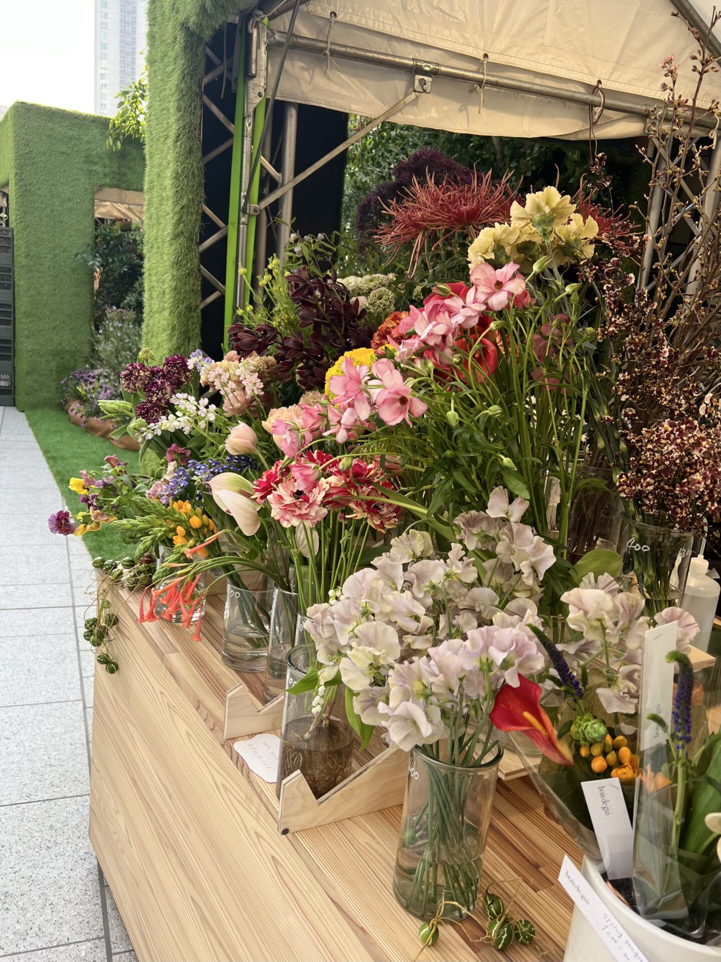 bois de gui のフラワーマーケットの店頭に並ぶ花