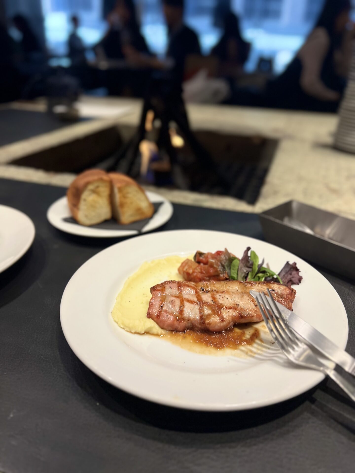 MERCER CAFE DANRO 恵比寿 暖炉の前でいただくグリルとマッシュポテトのランチ