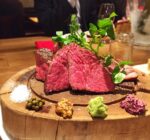 鍵付きワイン倉庫で好みを探す、新宿の塊肉ビストロ | 肉ビストロ灯 西武新宿