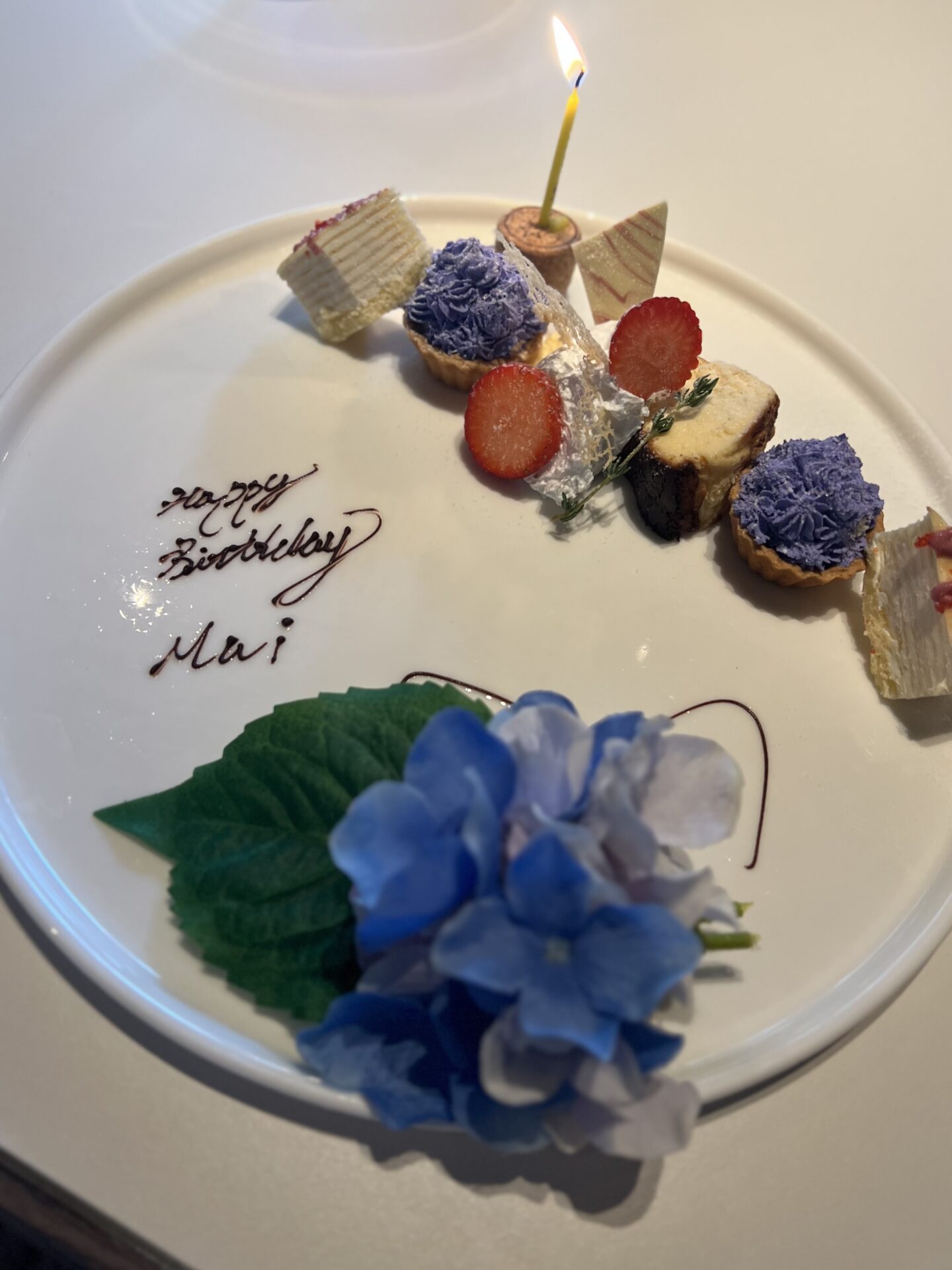 紫陽花が飾られたお誕生日プレート