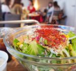 パリッとしたロメインレタスにボリュームたっぷりトッピング。サラダデリ マルゴのごちそうサラダ。