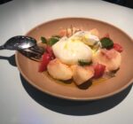 ジューシーな桃とブッラータチーズのフレッシュな一皿。GARDEN HOUSE ニュウマン新宿