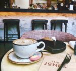 アンティーク×ネオンのインテリアが映えるNYスタイルカフェバー。The Jones Café|Bar キンプトン新宿