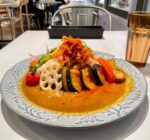 【閉店】ヴィーガンパティシエ監修の植物性100%スイーツ専門店の見た目華やかなカレー。ワイヤードボンボン 新宿